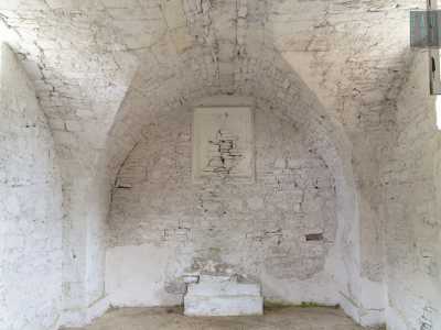 L'interno vuoto della chiesa, tormentata da furti e danneggiamenti fino all'acquisto nel 2007 da parte dell'avvocato modugnese Paolo Colavecchio